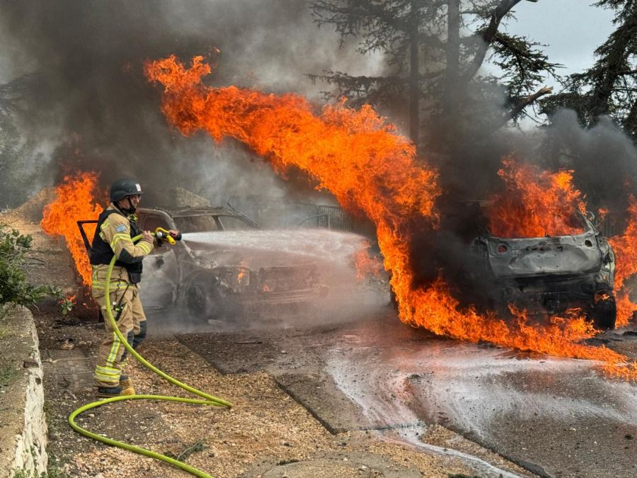 قتيل وعشرات المصابين جراء سقوط شظايا وصواريخ في عدة مناطق بإسرائيل
